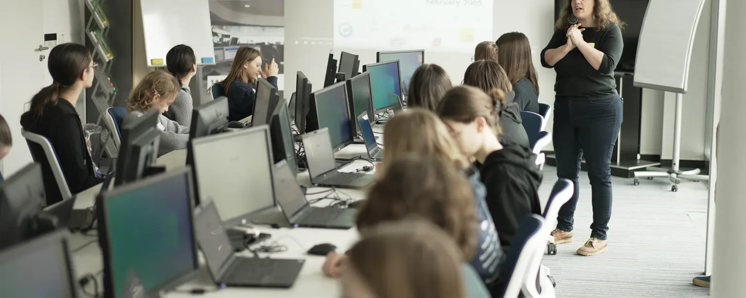 Informatikai workshop iskolás lányoknak a Lufthansa Systems Hungáriánál - kép 1